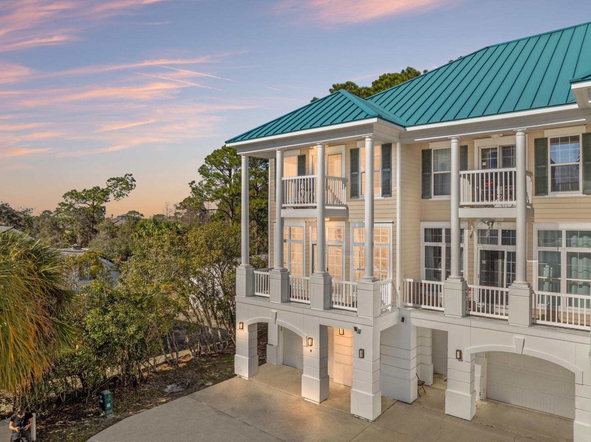 Sailors Cove: 5-bedroom, 45 Baths, Sleeps 12! Steps Away From The Beach! *
