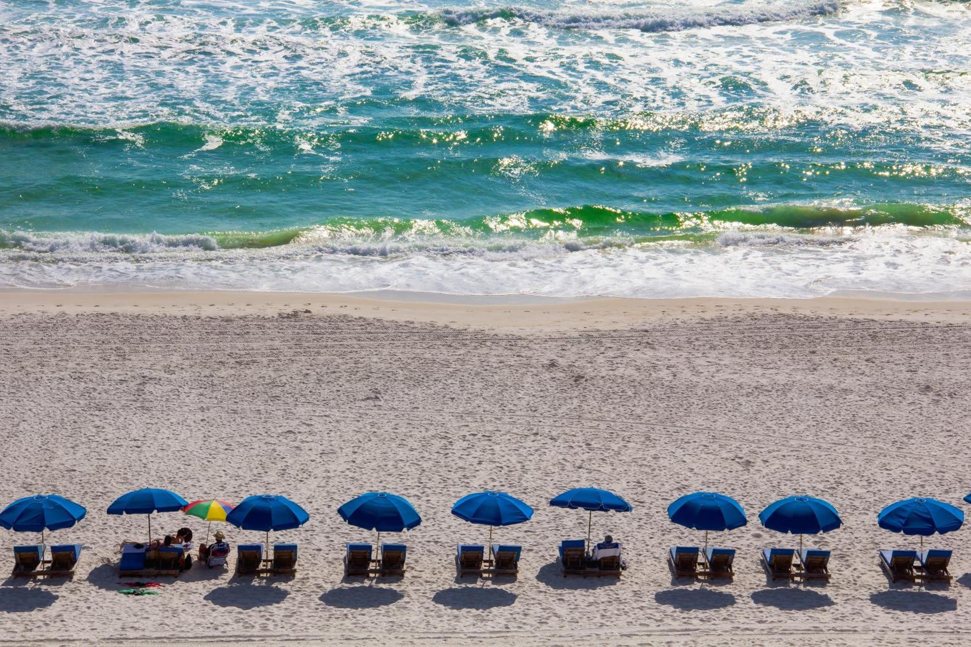 Coastal Hideaway: Cozy Beachfront - Sleeps 4 With Stunning Views! *