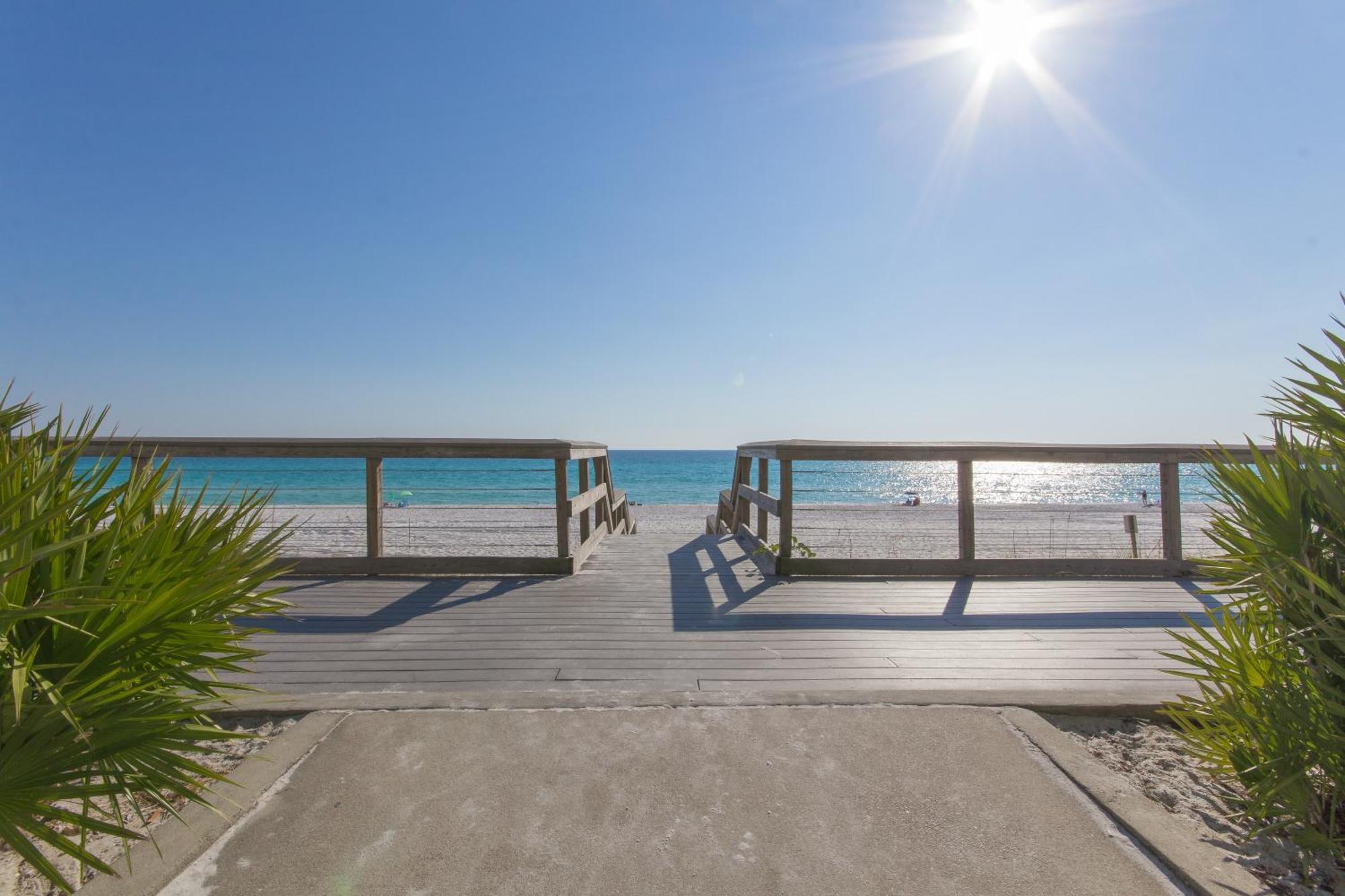 Coastal Hideaway: Cozy Beachfront - Sleeps 4 With Stunning Views! Holiday home