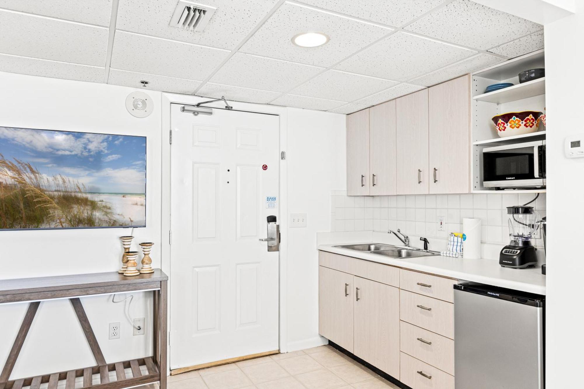 Coastal Hideaway: Cozy Beachfront - Sleeps 4 With Stunning Views! *