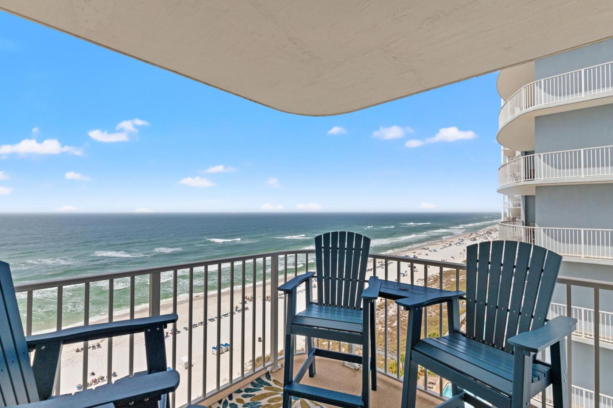 Holiday home Coastal Hideaway: Cozy Beachfront - Sleeps 4 With Stunning Views!