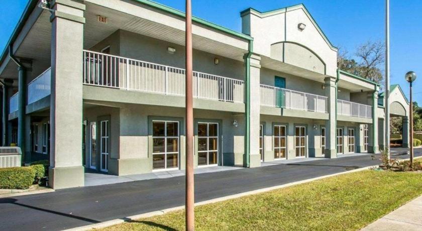 Hotel Quality Inn & Suites Near Panama City Beach 2*