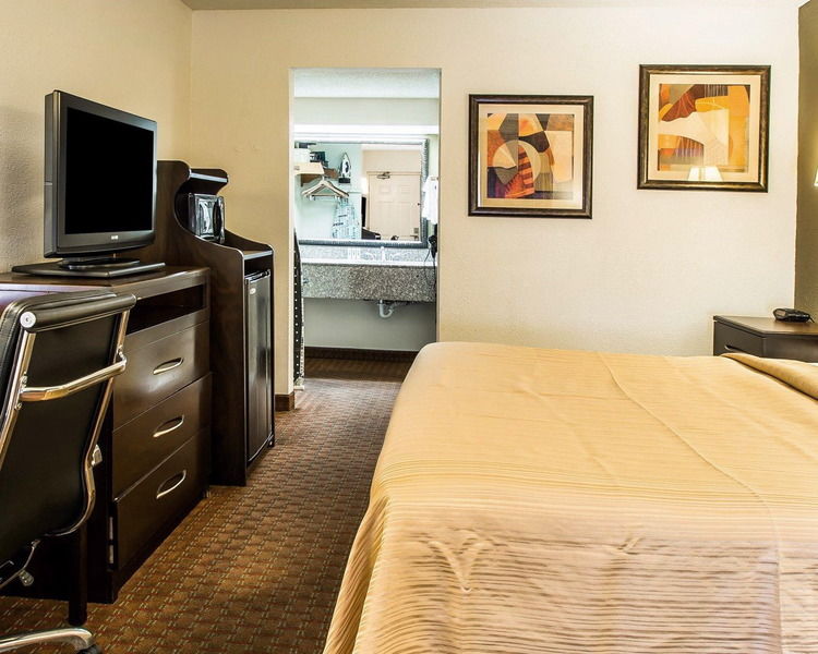 Hotel Quality Inn & Suites Near Panama City Beach 2*