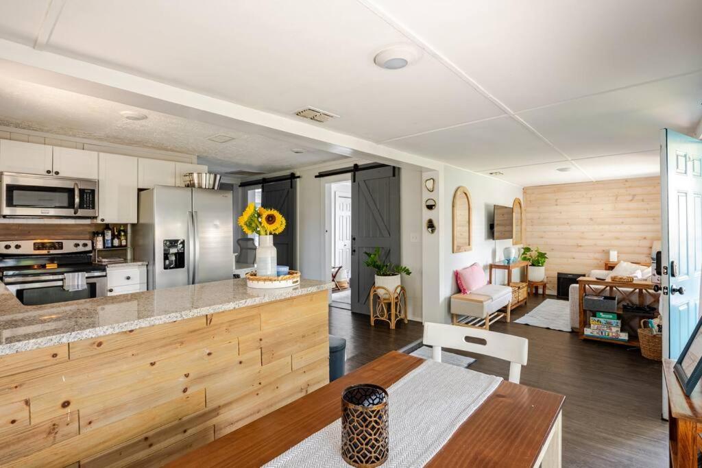 Fun-filled With Pool, Near Beach, Pets Welcome! Holiday home
