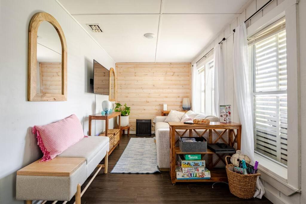 Fun-filled With Pool, Near Beach, Pets Welcome! Holiday home
