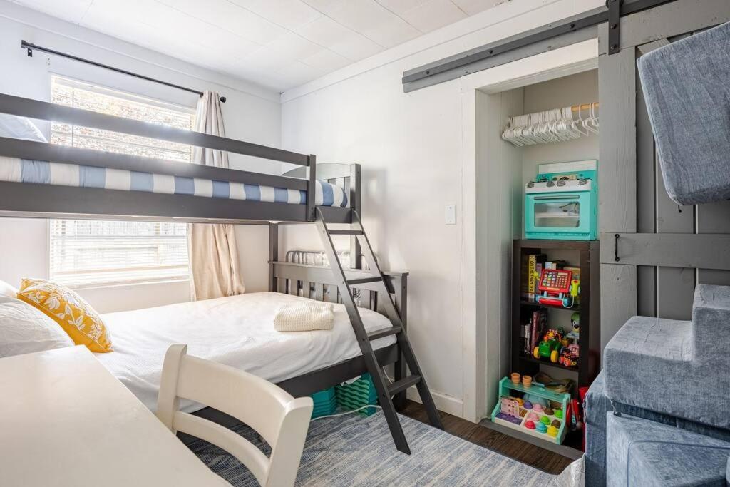 Holiday home Fun-filled With Pool, Near Beach, Pets Welcome!