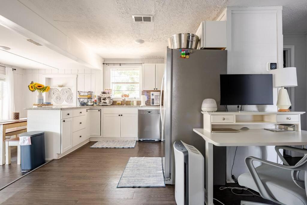 Fun-filled With Pool, Near Beach, Pets Welcome! Holiday home