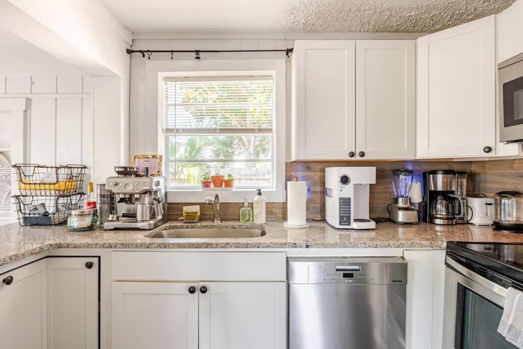 Fun-filled With Pool, Near Beach, Pets Welcome! *