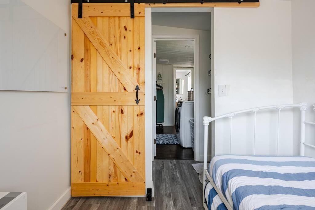 Holiday home Fun-filled With Pool, Near Beach, Pets Welcome! *