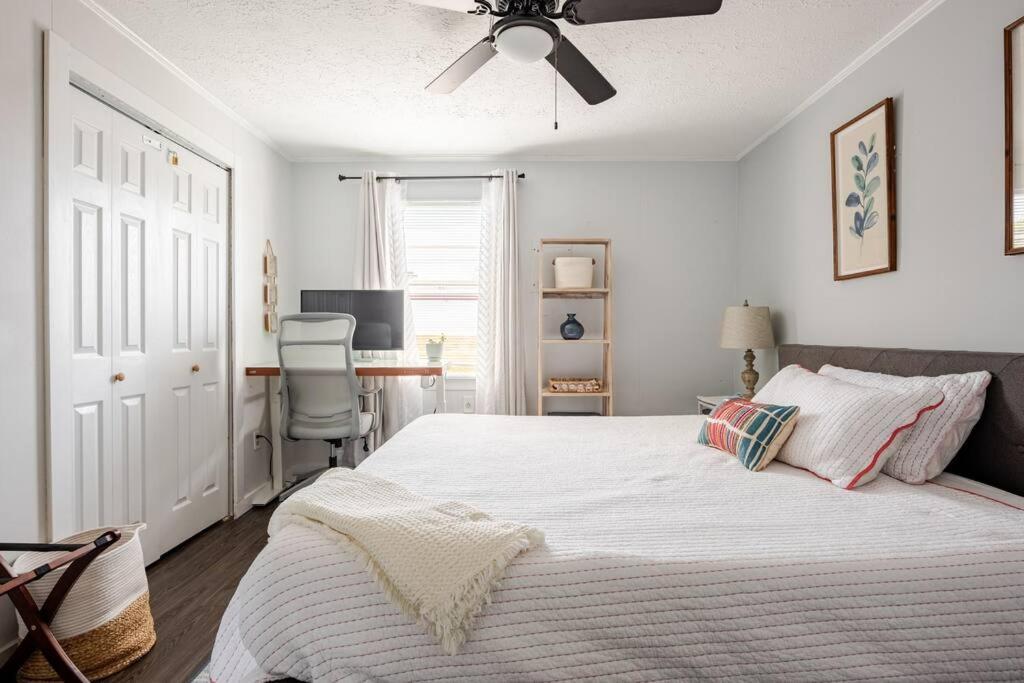 Fun-filled With Pool, Near Beach, Pets Welcome! Holiday home