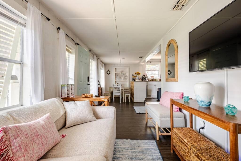 Holiday home Fun-filled With Pool, Near Beach, Pets Welcome! *