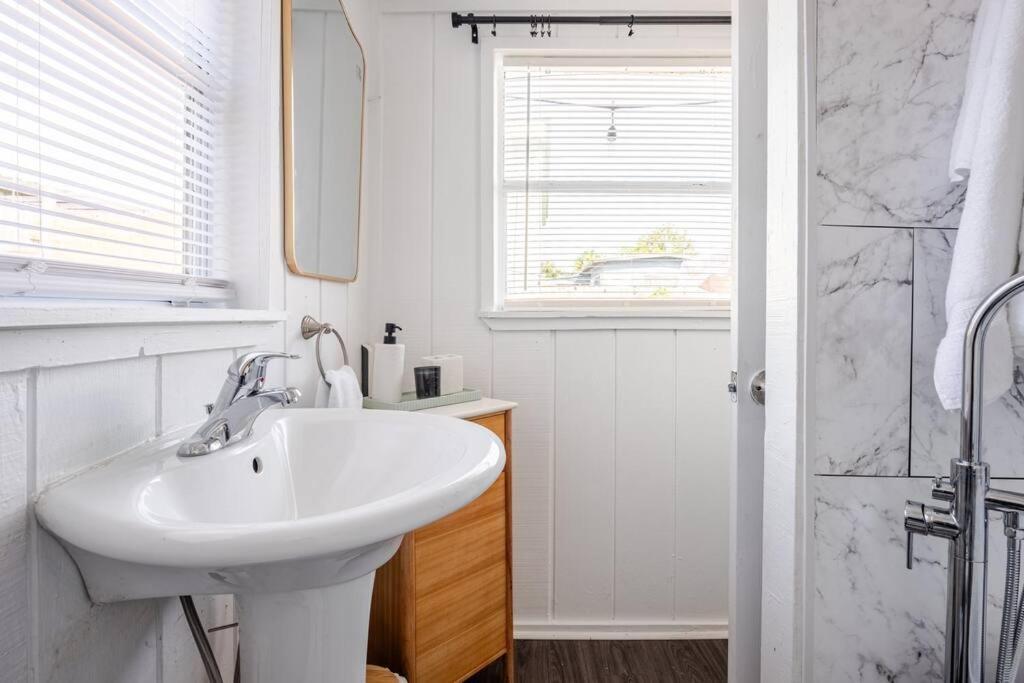 Fun-filled With Pool, Near Beach, Pets Welcome! Holiday home