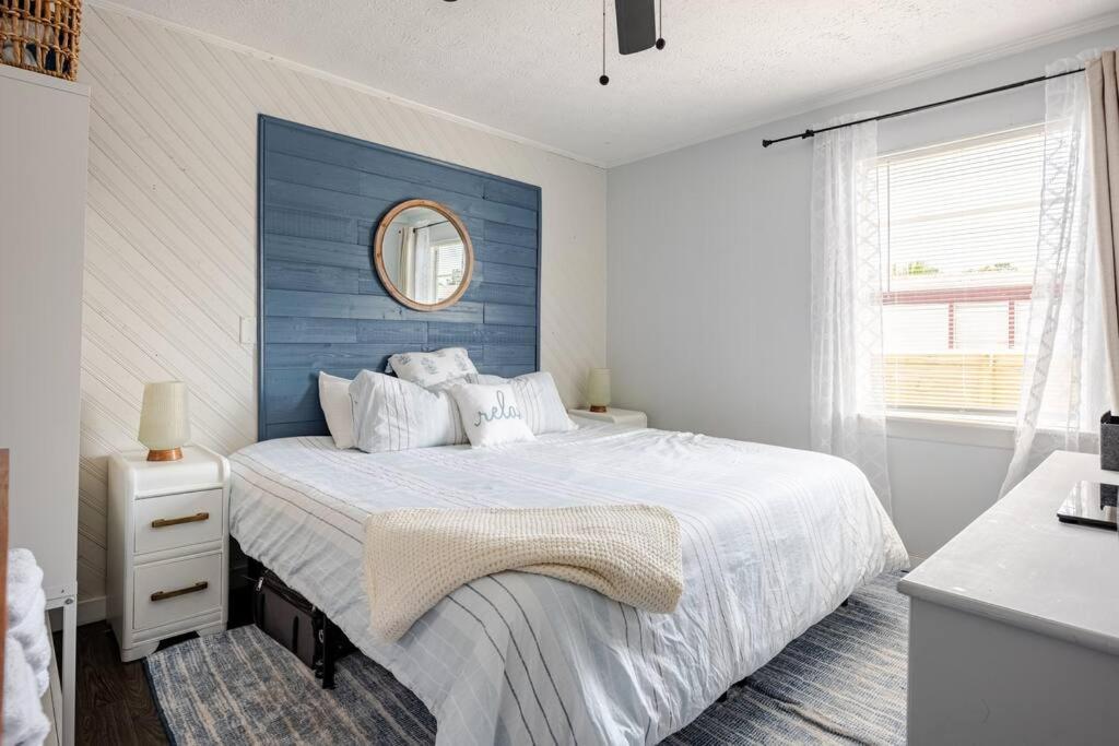 Holiday home Fun-filled With Pool, Near Beach, Pets Welcome! *