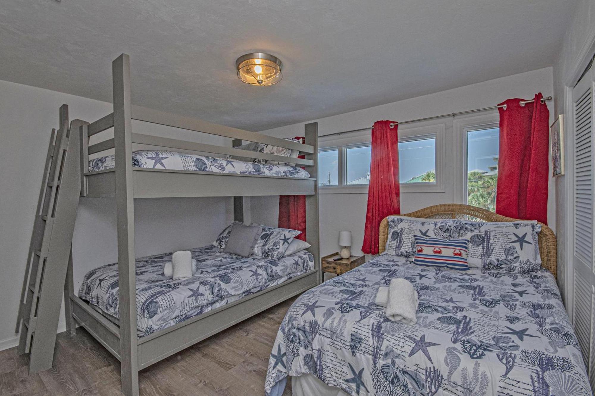 Dolphins Point - West End - Sleeps 12! Holiday home *