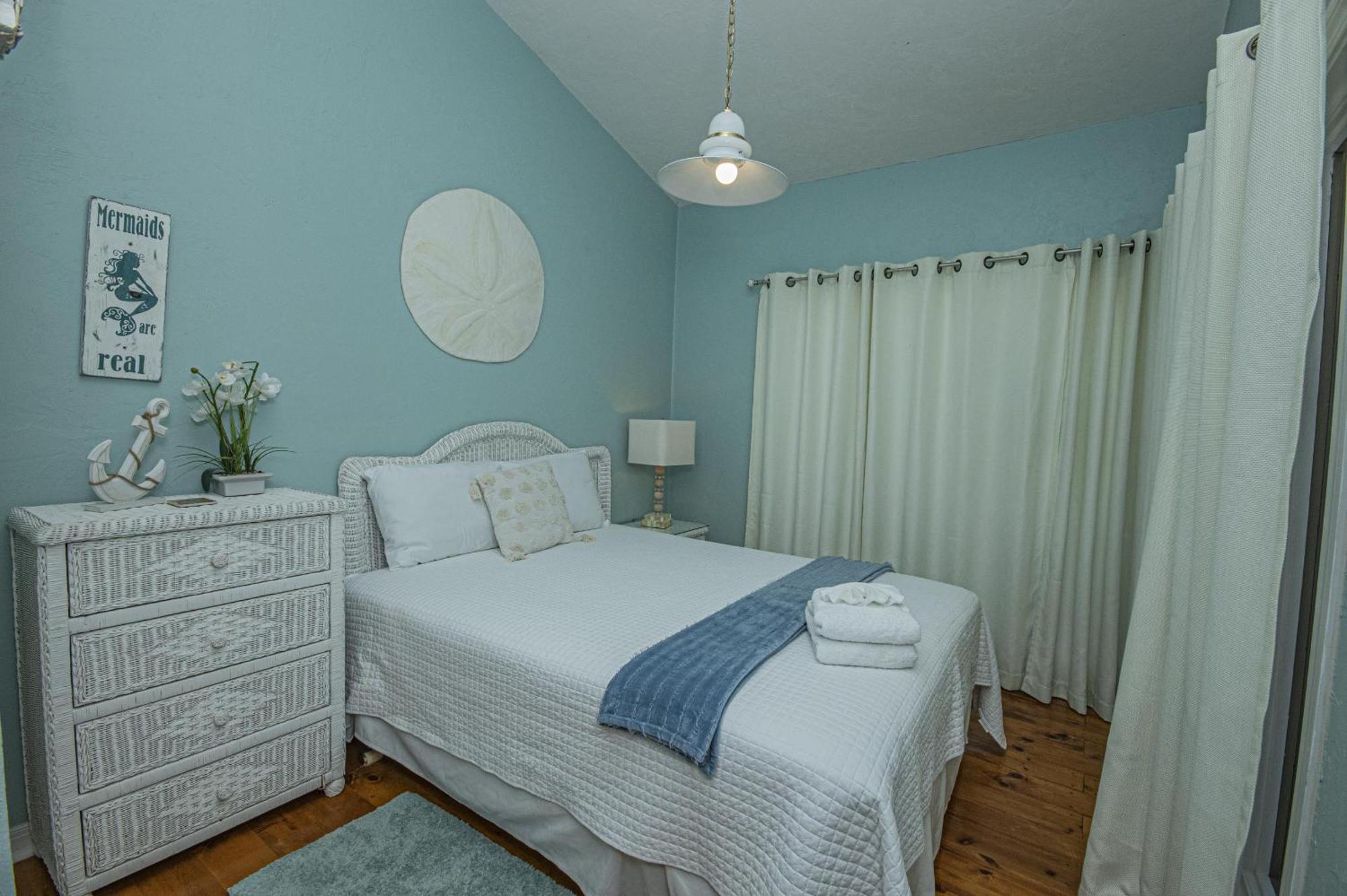 Dolphins Point - West End - Sleeps 12! *