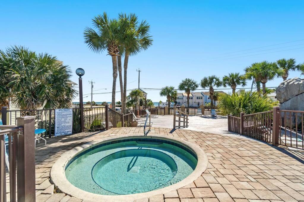 Across From West End Beach! Pet Friendly! Apartment *