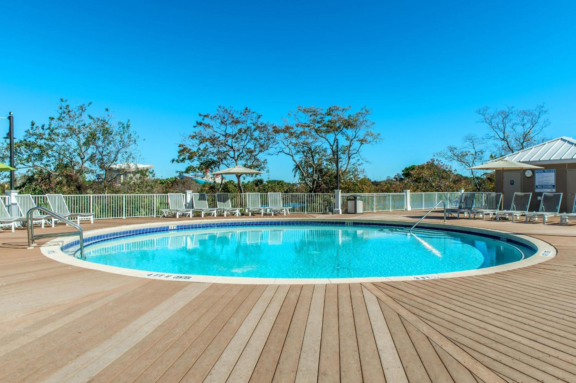 Laketown Wharf 1627 Holiday home *