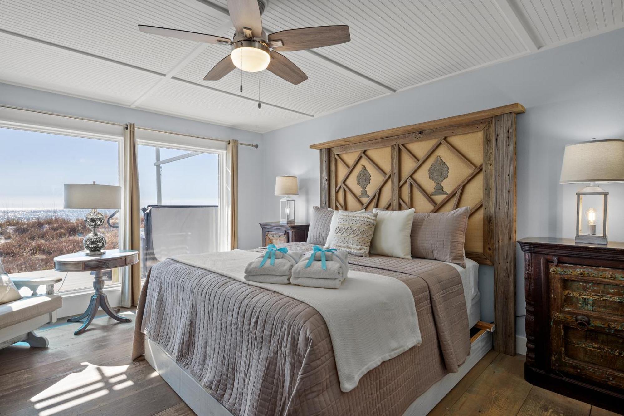 Luxury Gulf Front Property! Directly On The Beach! Sleeps 15! Holiday home